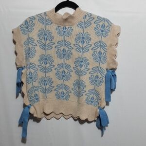 & MERCI Ribbed Scallop Floral Knit Sweater‎ Vest with Blue Accents